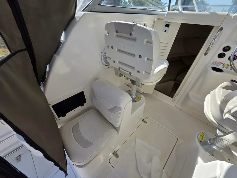 Slide: The Image of Boston Whaler 255 Conquest 2003 - 5605808