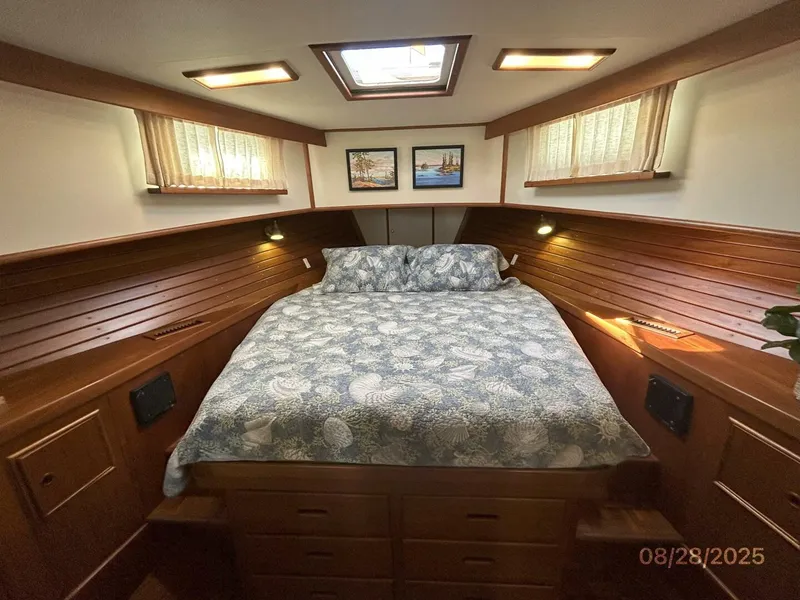 Slide: The Image of 42' Grand Banks master stateroom - 5615579