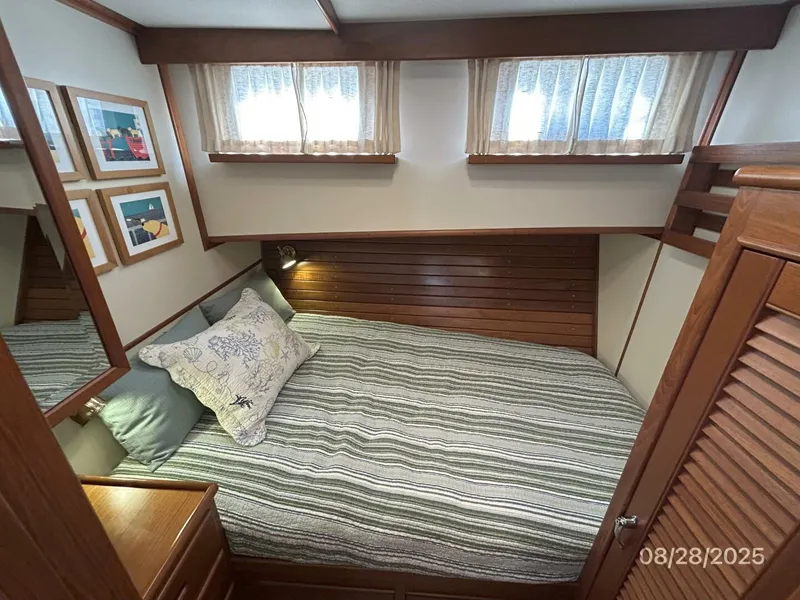 Slide: The Image of 42' Grand Banks guest stateroom - 5615565
