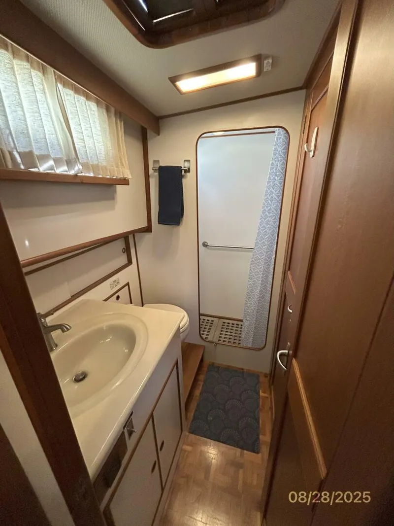 Slide: The Image of 42' Grand Banks head-shower - 5615566