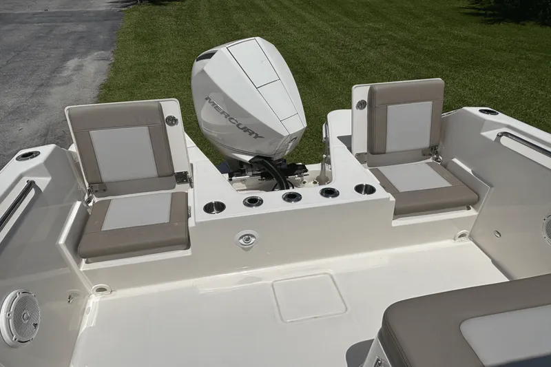 Slide: The Image of Boston Whaler 210 Vantage 2025 - 10