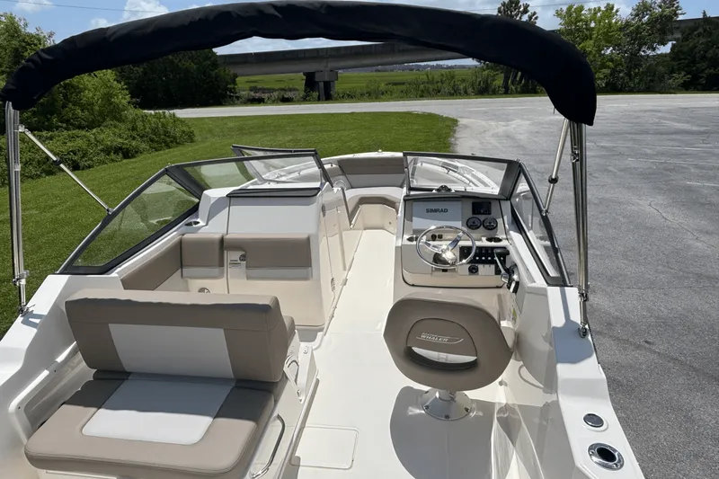 Slide: The Image of Boston Whaler 210 Vantage 2025 - 11
