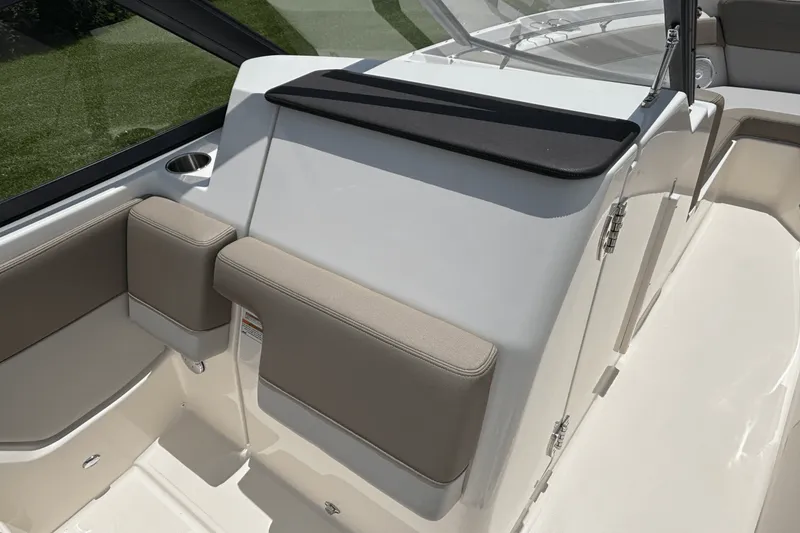 Slide: The Image of Boston Whaler 210 Vantage 2025 - 14
