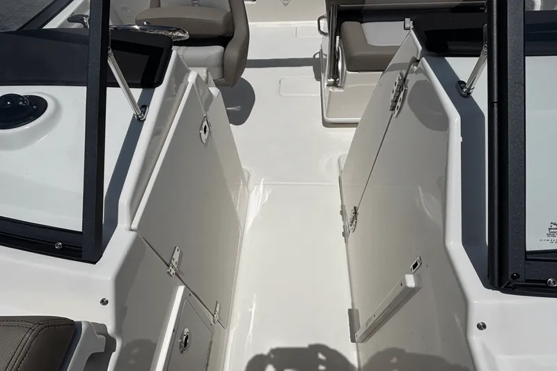 Slide: The Image of Boston Whaler 210 Vantage 2025 - 15