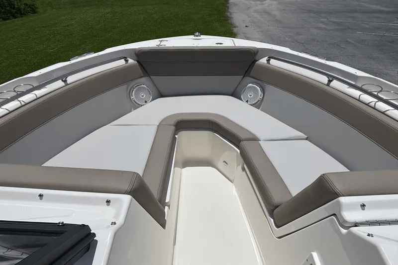 Slide: The Image of Boston Whaler 210 Vantage 2025 - 16