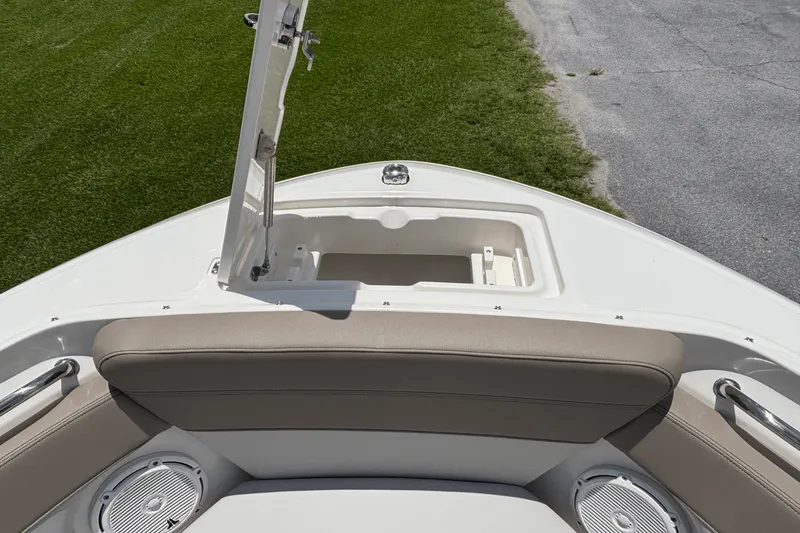 Slide: The Image of Boston Whaler 210 Vantage 2025 - 17