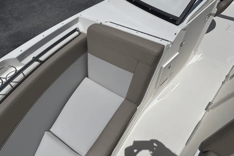 Slide: The Image of Boston Whaler 210 Vantage 2025 - 18