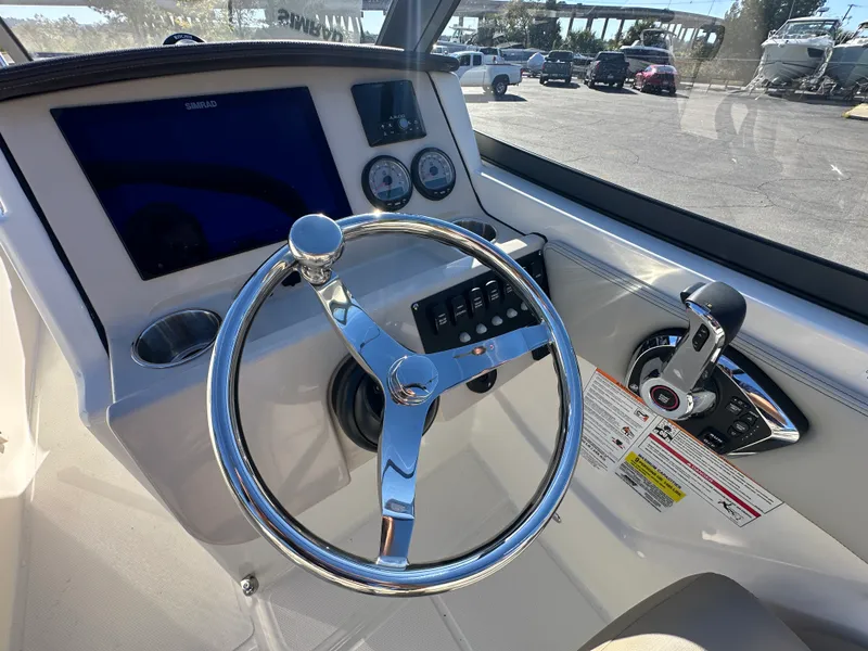 Slide: The Image of Boston Whaler 210 Vantage 2025 - 21