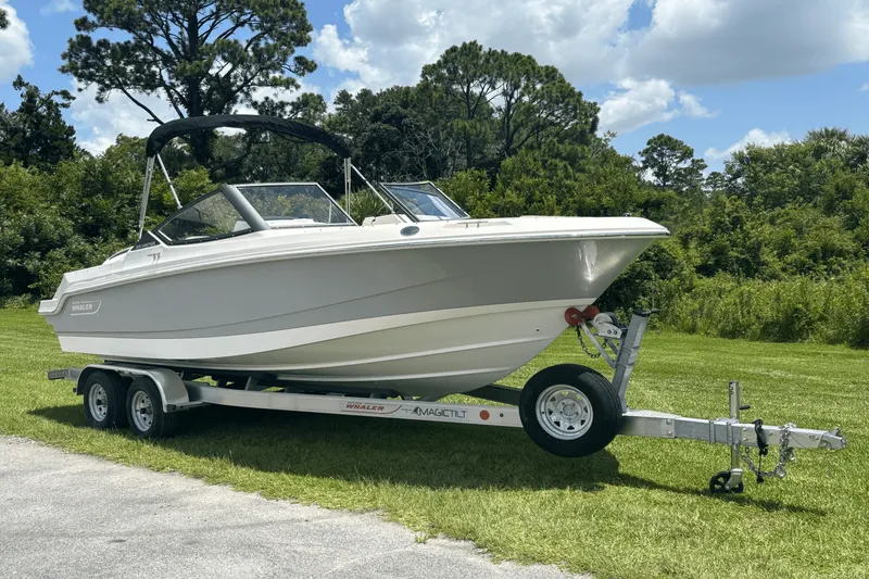 Slide: The Image of Boston Whaler 210 Vantage 2025 - 4