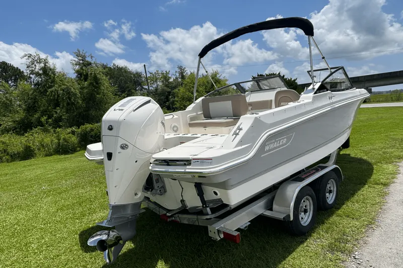 Slide: The Image of Boston Whaler 210 Vantage 2025 - 6