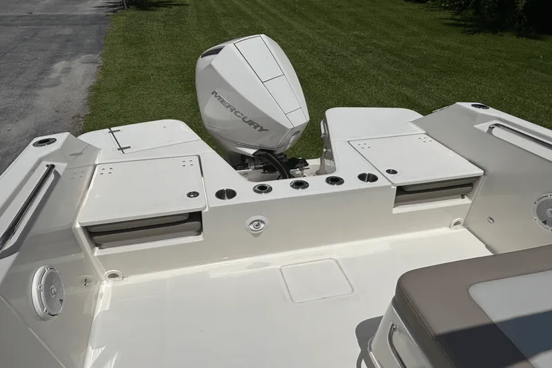 Slide: The Image of Boston Whaler 210 Vantage 2025 - 9