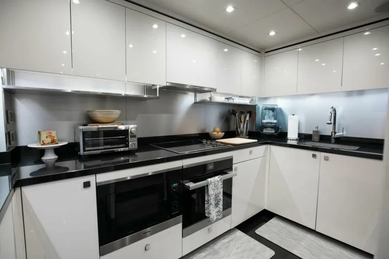 Slide: The Image of Sunseeker 95 yacht 2018 - 5612334