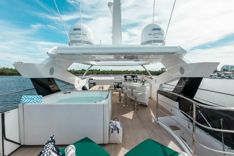 Slide: The Image of Sunseeker 95 yacht 2018 - 5612357