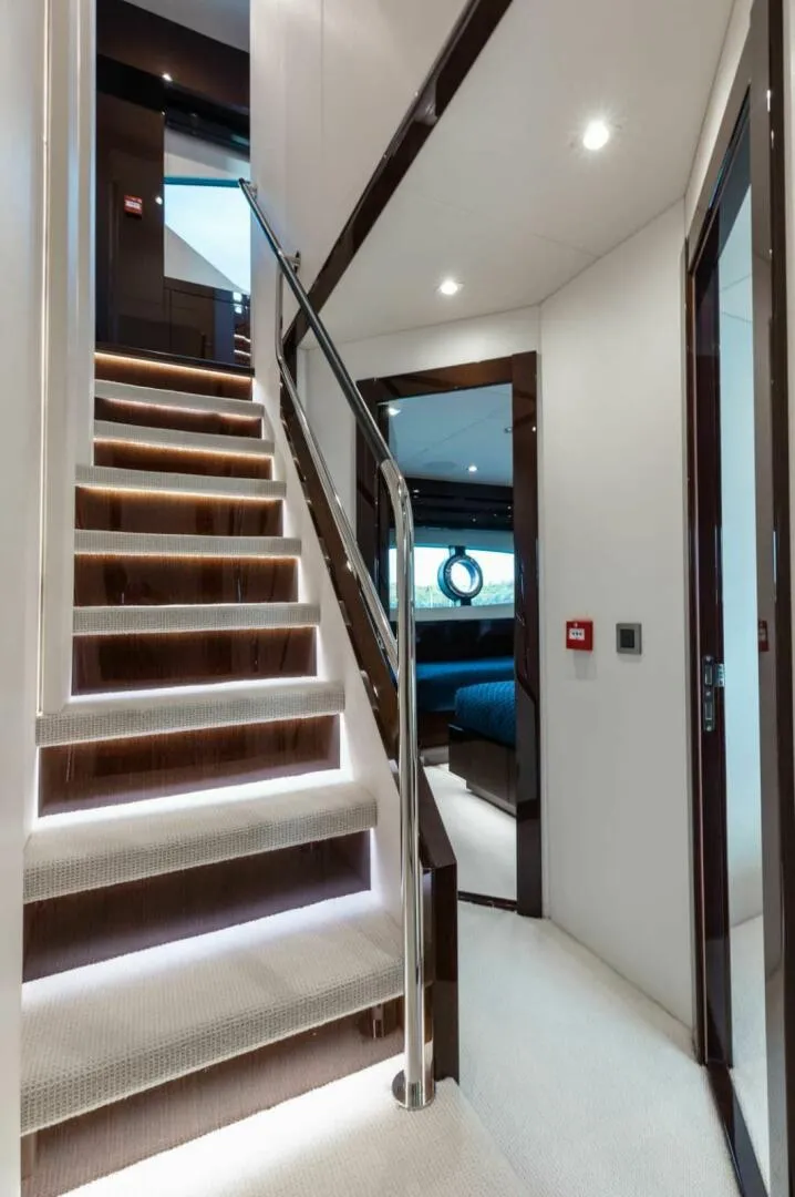Slide: The Image of Sunseeker 95 yacht 2018 - 5612342