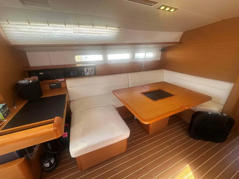 Slide: The Image of 1026 SO509 Salon Dinette - 5623153