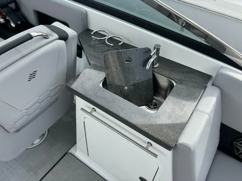 Slide: The Image of Four Winns H9 2026 - 5615937