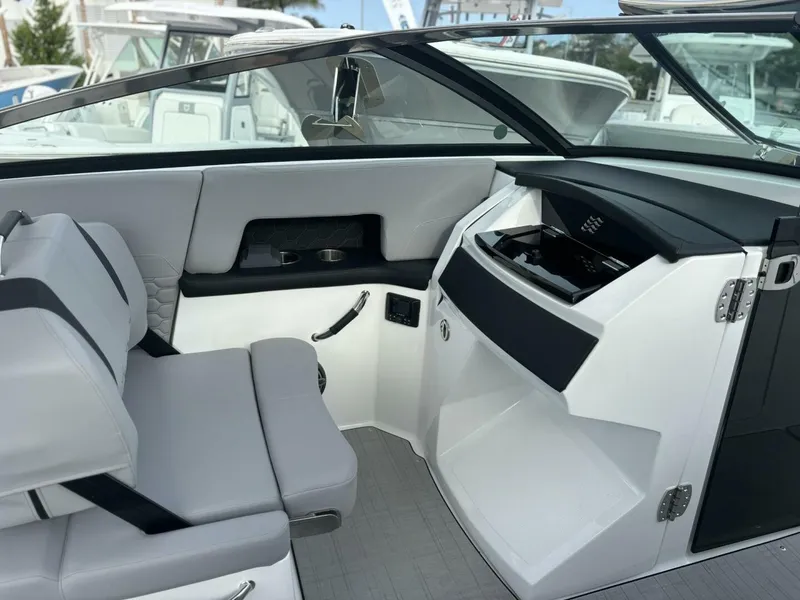 Slide: The Image of Four Winns H9 2026 - 5615932