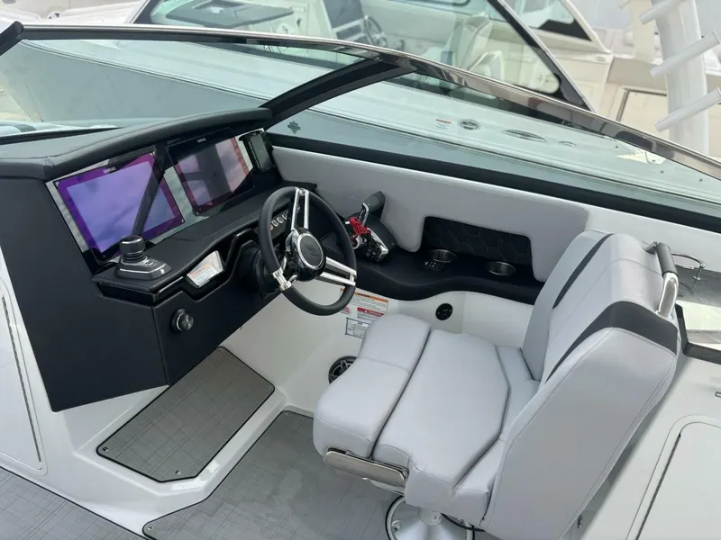 Slide: The Image of Four Winns H9 2026 - 5615935