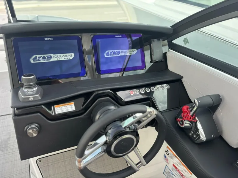 Slide: The Image of Four Winns H9 2026 - 5615939