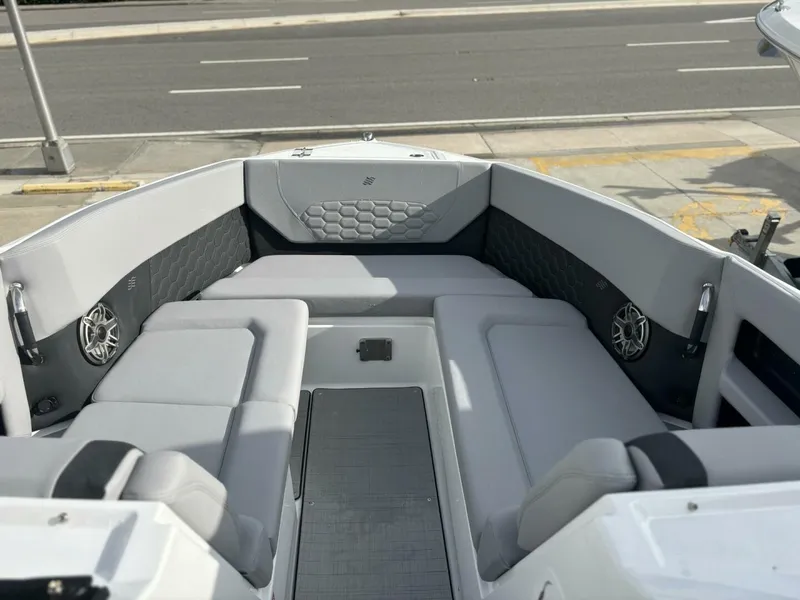 Slide: The Image of Four Winns H9 2026 - 5615941