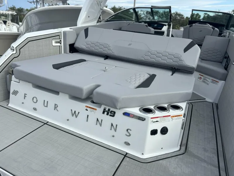 Slide: The Image of Four Winns H9 2026 - 5615929