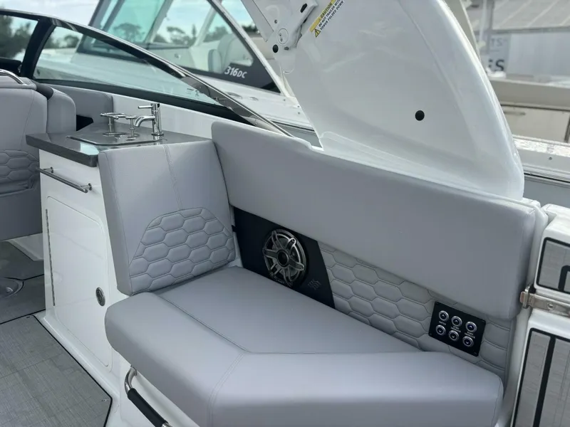 Slide: The Image of Four Winns H9 2026 - 5615927