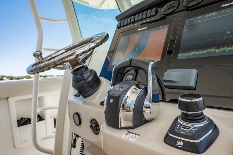 Slide: The Image of Boston Whaler 380 Outrage 2018 - 5618184