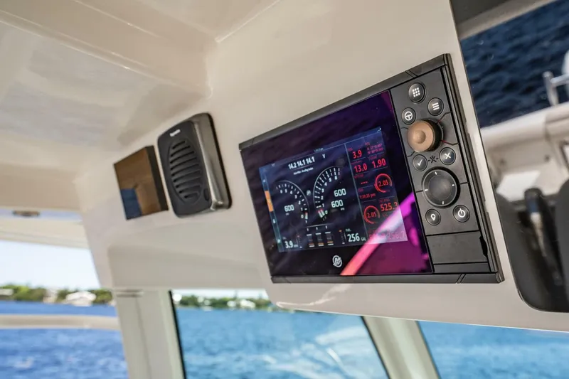 Slide: The Image of Boston Whaler 380 Outrage 2018 - 5618187
