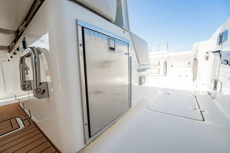 Slide: The Image of Boston Whaler 380 Outrage 2018 - 5618190