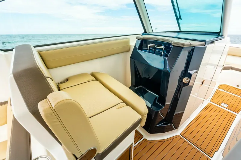 Slide: The Image of Pursuit 295 Dual Console 2019 - 5619553