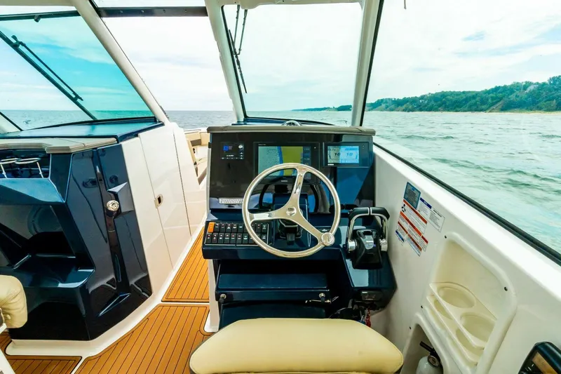 Slide: The Image of Pursuit 295 Dual Console 2019 - 5619560