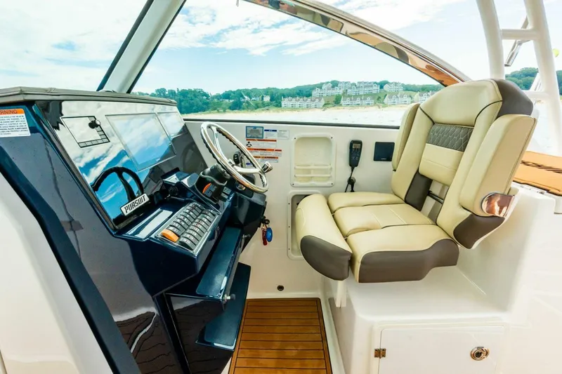 Slide: The Image of Pursuit 295 Dual Console 2019 - 5619562