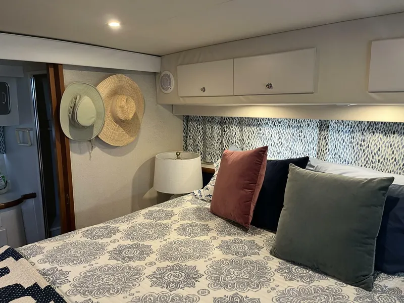 Slide: The Image of Carver 440 Aft Cabin Master Cabin - 5733440