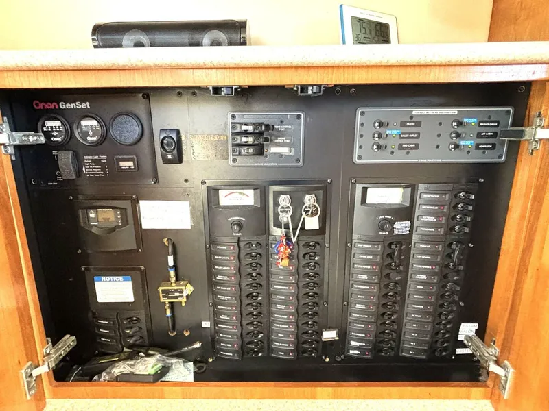 Slide: The Image of Meridian 459 Cockpit Motoryacht 2004 - 5636418