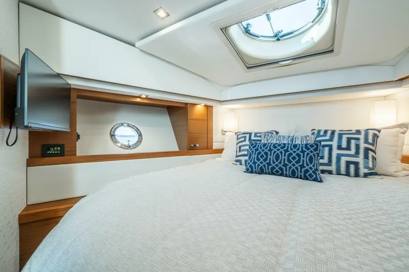 Slide: The Image of Tiara Yachts 39 Coupe 2023 - 5620299