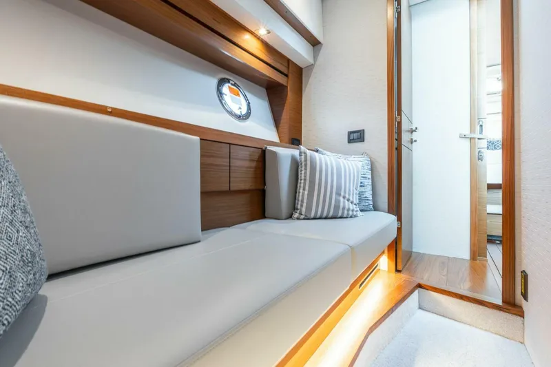 Slide: The Image of Tiara Yachts 39 Coupe 2023 - 5620304