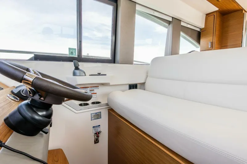 Slide: The Image of Tiara Yachts 39 Coupe 2023 - 5620285