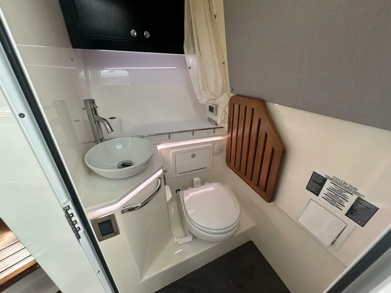 Slide: The Image of Boston Whaler 380 Realm 2023 - 5710865