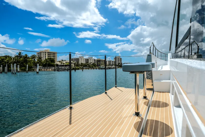 Slide: The Image of Cruisers Yachts 57 FLY 2026 - 5816331