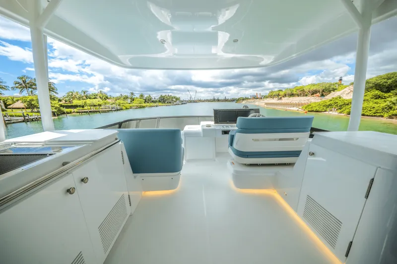Slide: The Image of Cruisers Yachts 57 FLY 2026 - 5816380