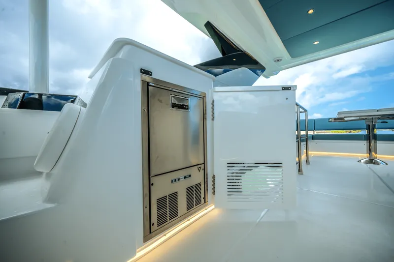 Slide: The Image of Cruisers Yachts 57 FLY 2026 - 5816385