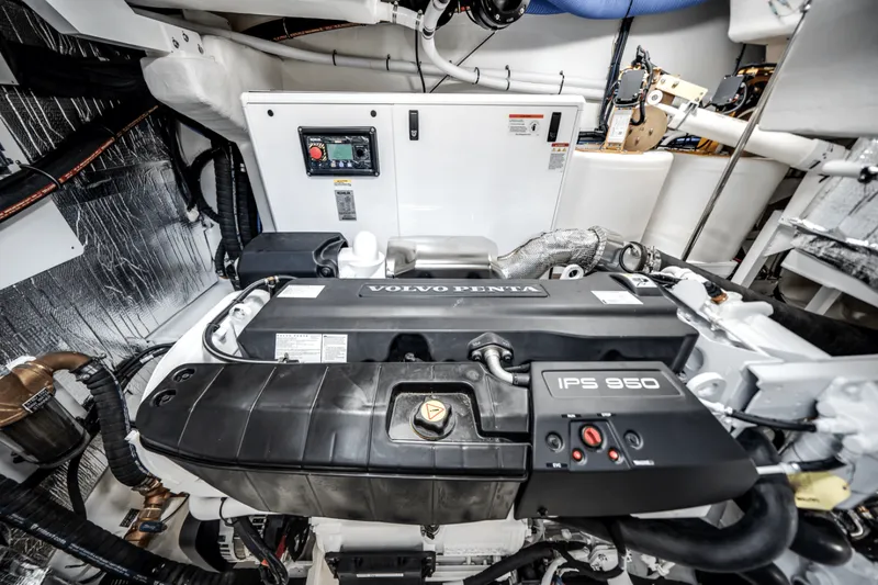 Slide: The Image of Cruisers Yachts 57 FLY 2026 - 5816393