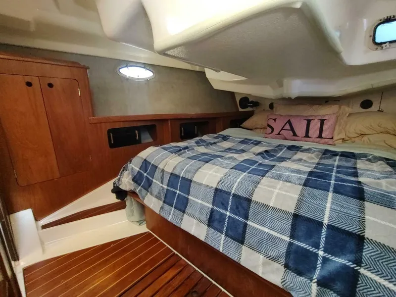 Slide: The Image of Hunter 37 Legend 1987 - 5623460