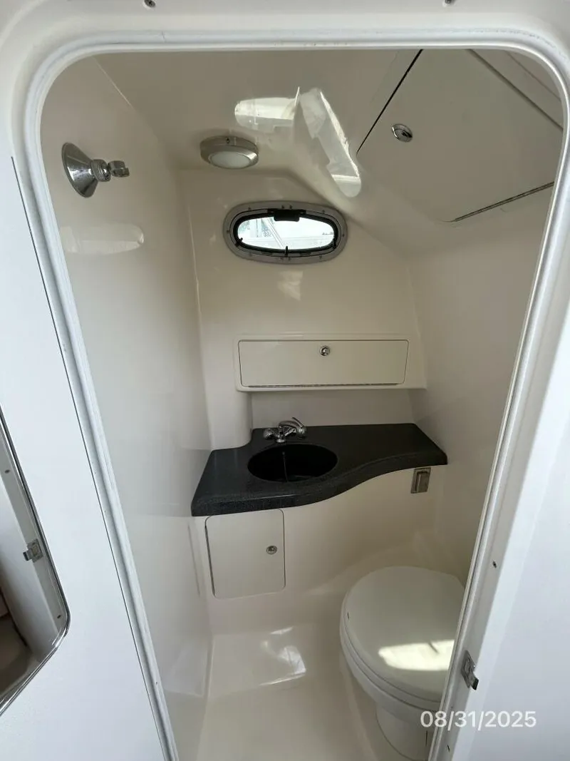 Slide: The Image of 31' Boston Whaler head - 5623979