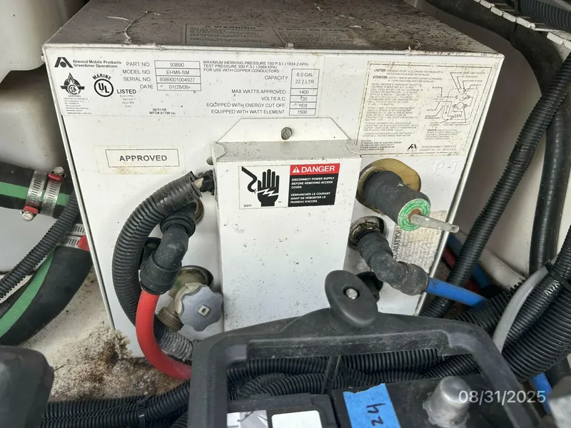 Slide: The Image of 31' Boston Whaler water heater - 5624031