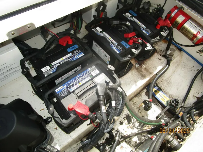 Slide: The Image of 31' Boston Whaler batteries - 5623953