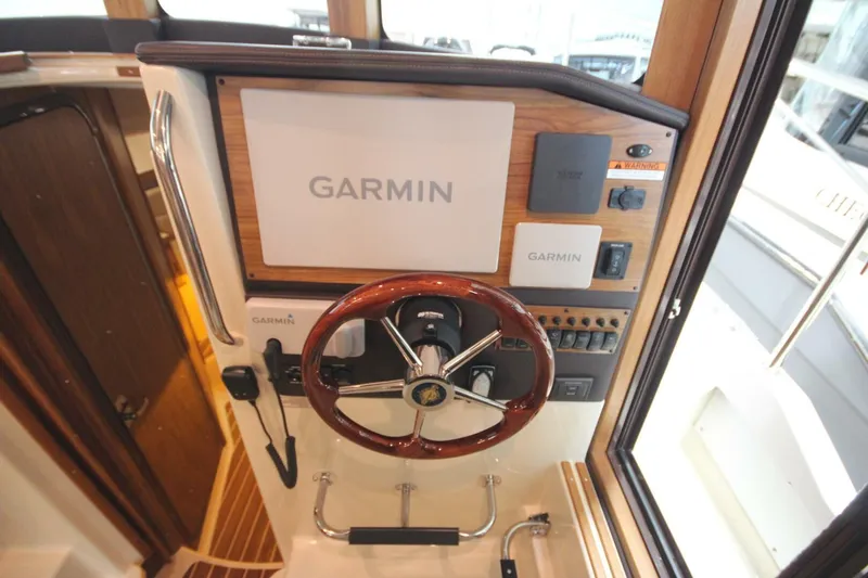 Slide: The Image of Ranger Tug R-31 Command Bridge Luxury Edition 2026 - 5623790