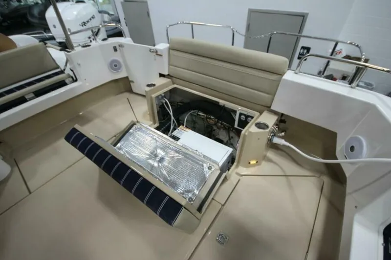 Slide: The Image of Ranger Tug R-31 Command Bridge Luxury Edition 2026 - 5623811