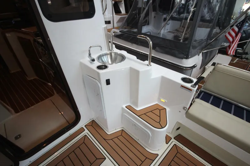 Slide: The Image of Ranger Tug R-31 Command Bridge Luxury Edition 2026 - 5623709