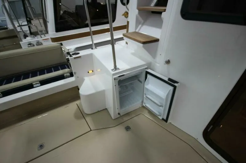 Slide: The Image of Ranger Tug R-31 Command Bridge Luxury Edition 2026 - 5623822